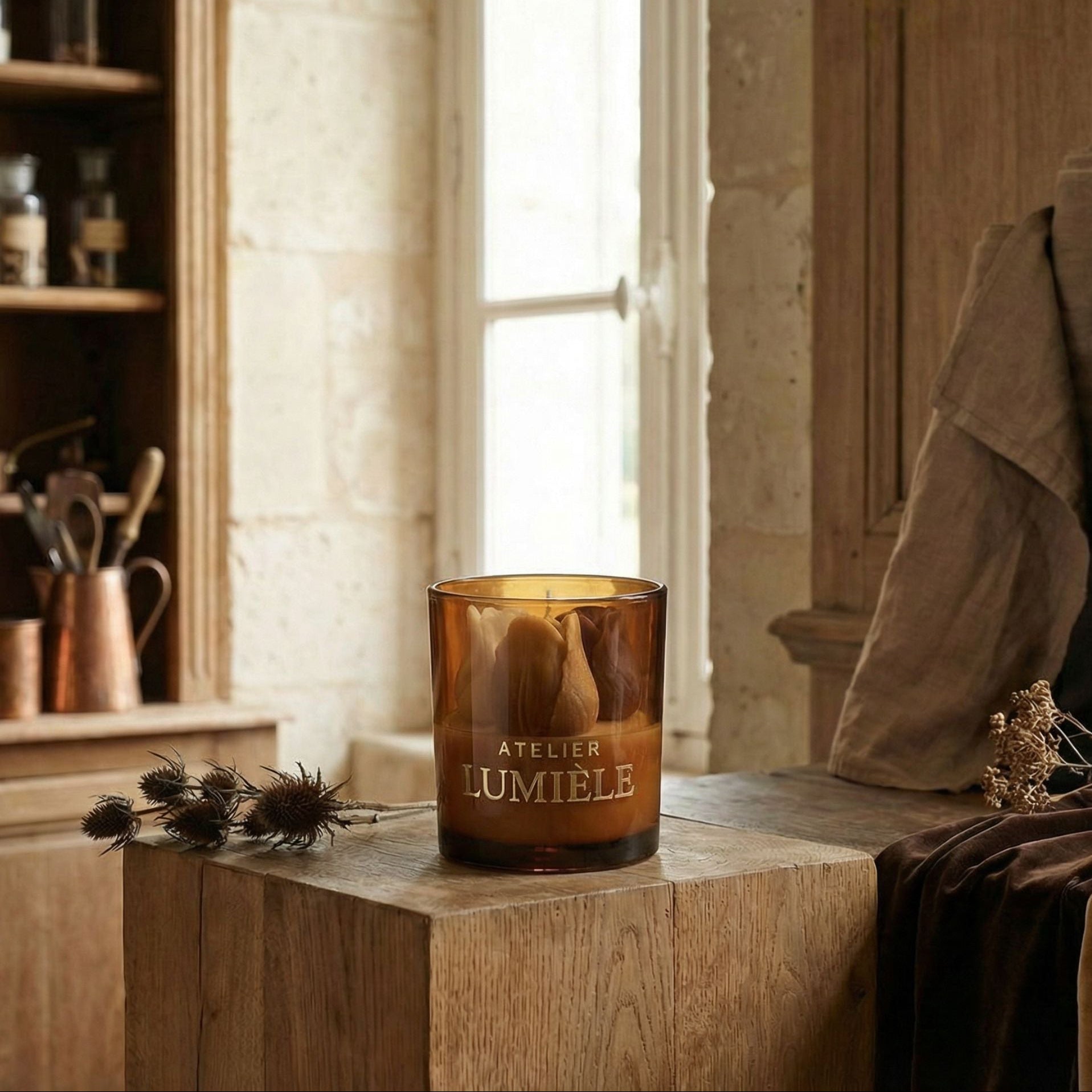 Tulip aroma candle in amber glass jar with natural wax from Atelier Lumiele